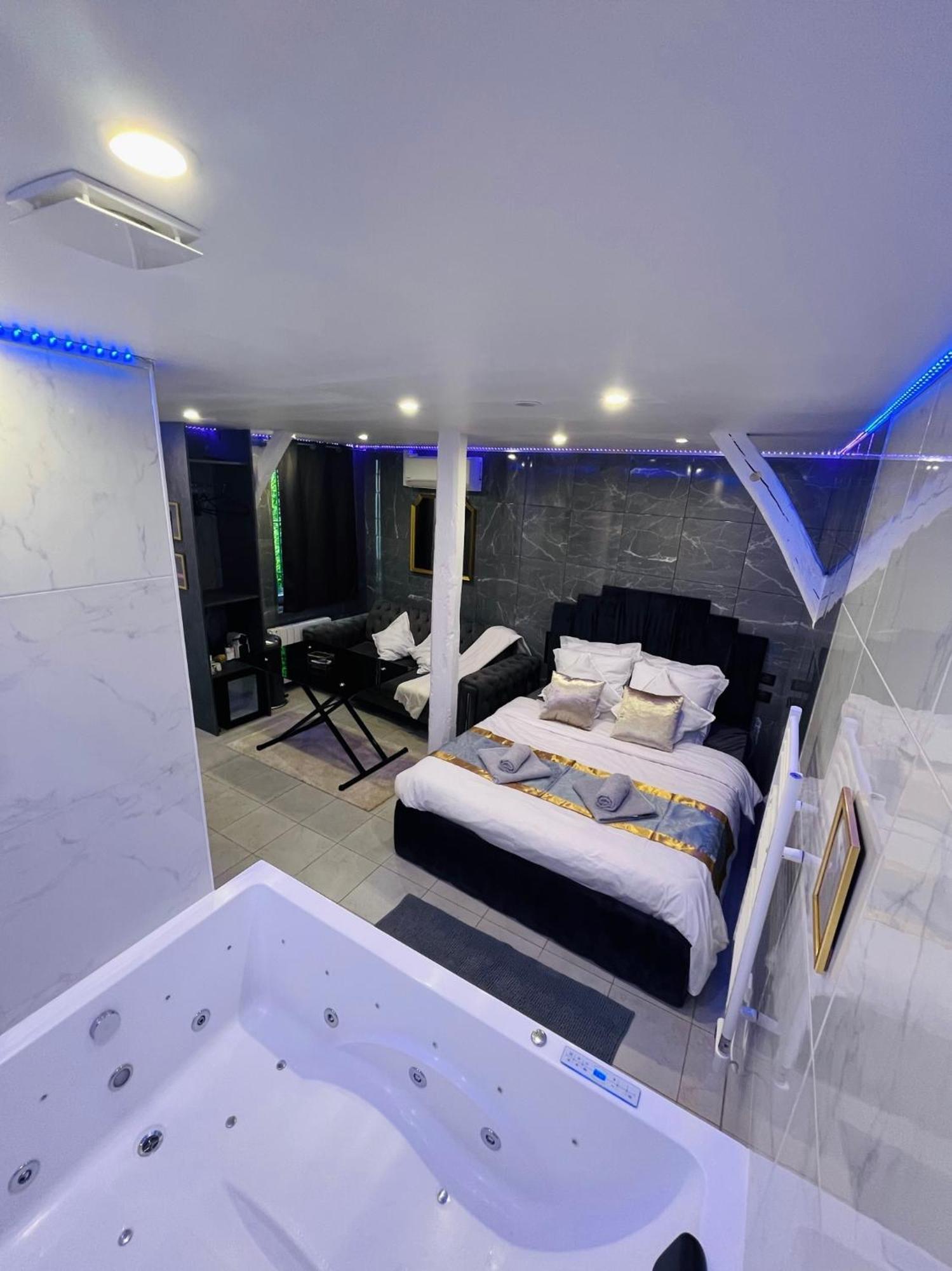 Room & Jacuzzi - Stade De France Saint-Denis  Eksteriør billede