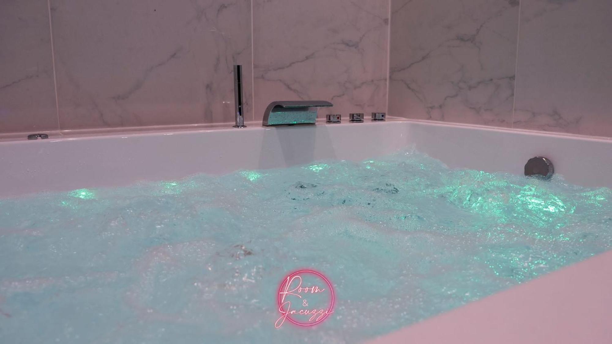 Room & Jacuzzi - Stade De France Saint-Denis  Eksteriør billede