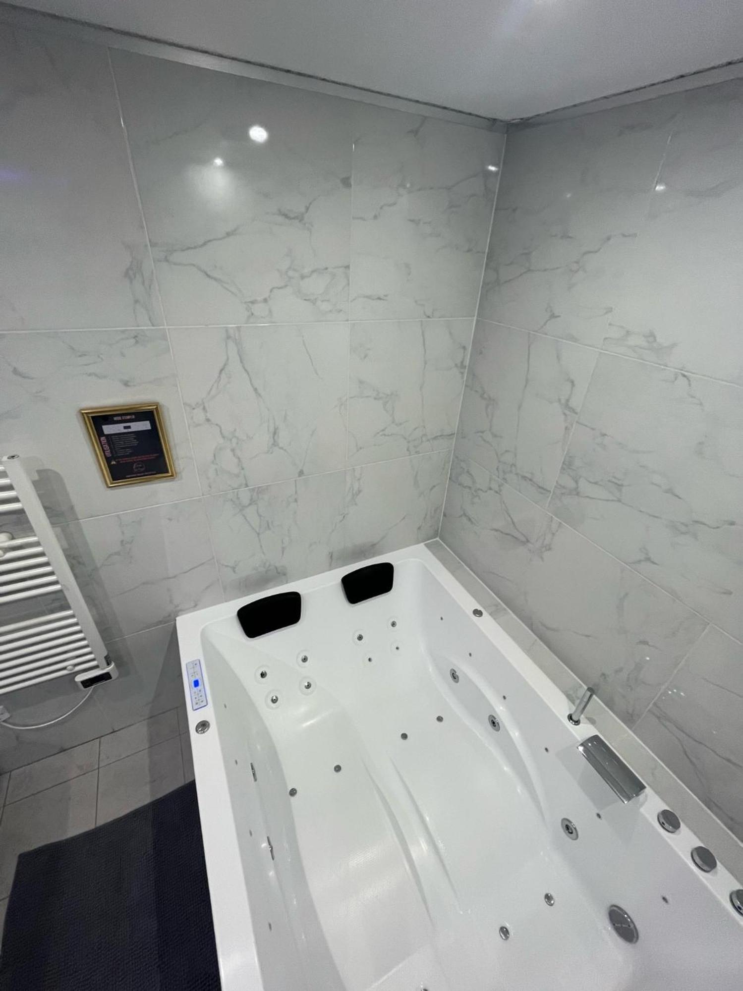Room & Jacuzzi - Stade De France Saint-Denis  Eksteriør billede